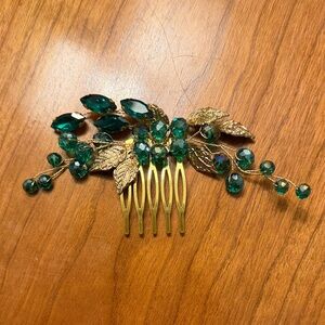 Elegant Emerald Green Hair Comb with Gold Accents